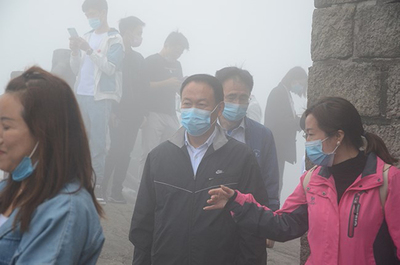 葉露中赴金寨縣檢查景區(qū)疫情防控及旅游安全工作時強調(diào):常態(tài)化精準化做好疫情防控工作 積極穩(wěn)妥推進旅游市場復產(chǎn)復蘇